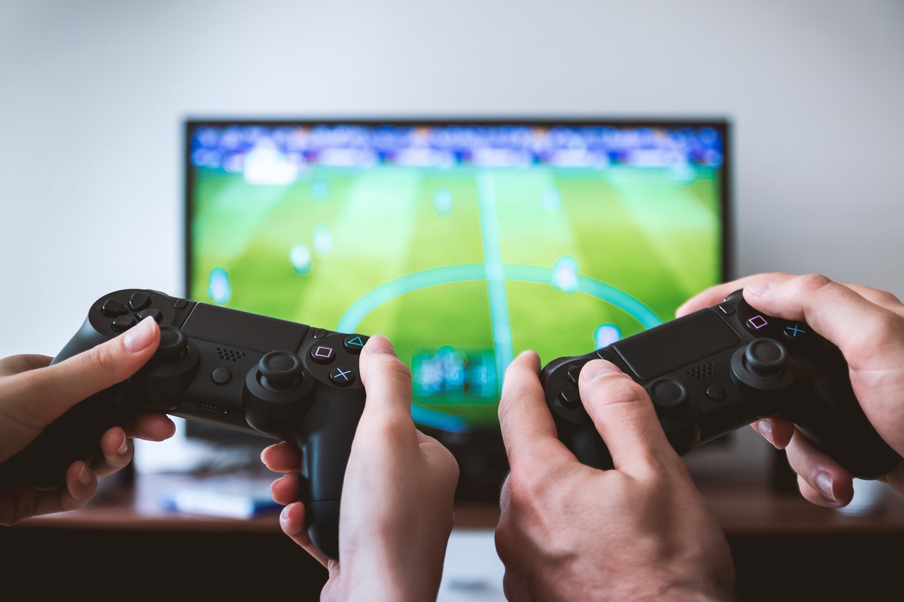Två som spelar FIFA